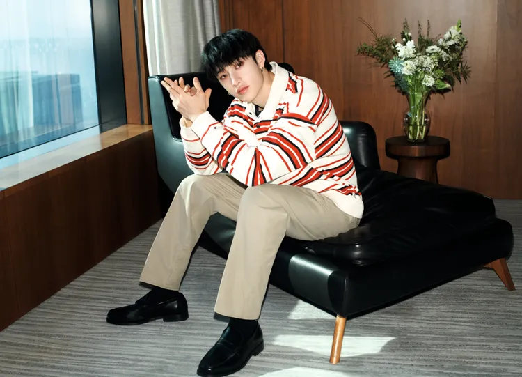 方燦身穿TOMMY HILFIGER經典條紋上衣。品牌提供