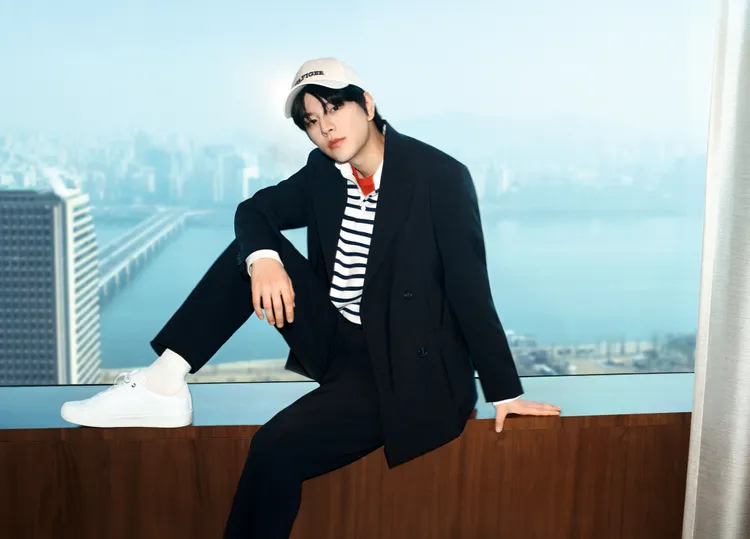 昇玟以西裝外套搭配棒球帽。品牌提供
