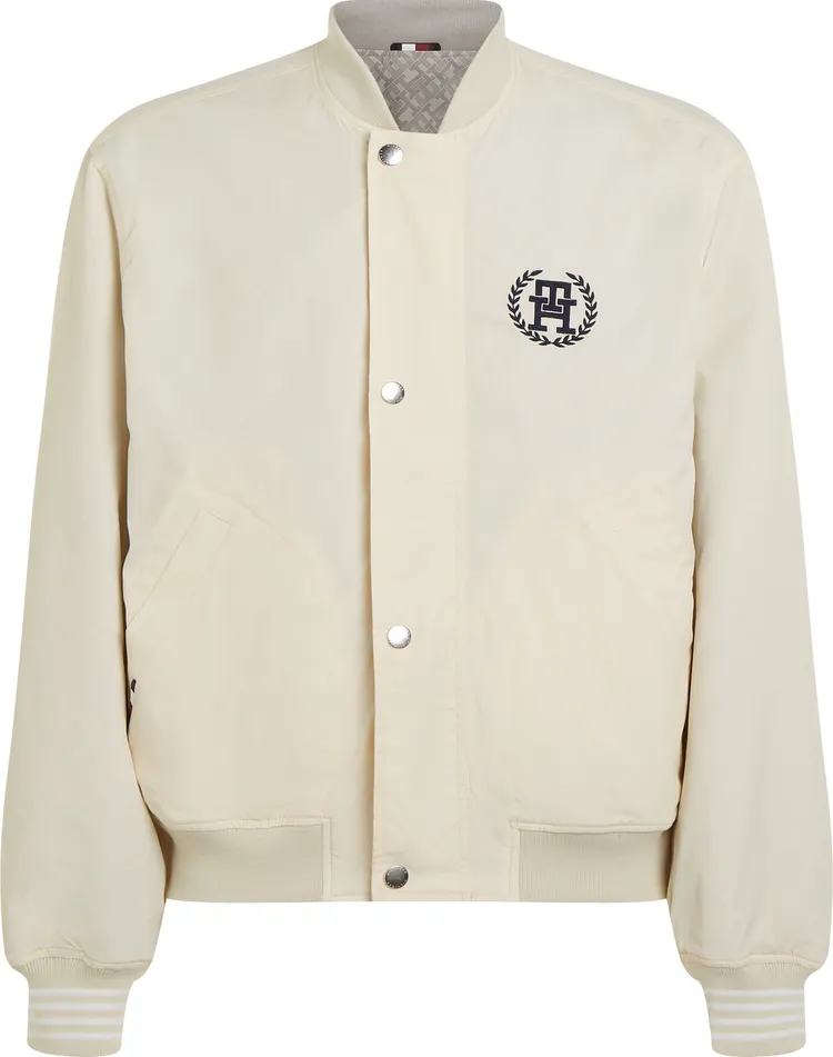 雙面穿棒球外套，1萬2800元。品牌提供