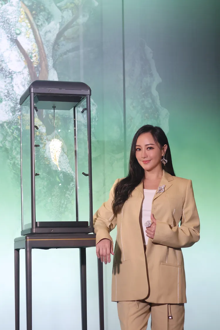 關穎前來欣賞CINDY CHAO 20周年巡展。彭欣偉攝