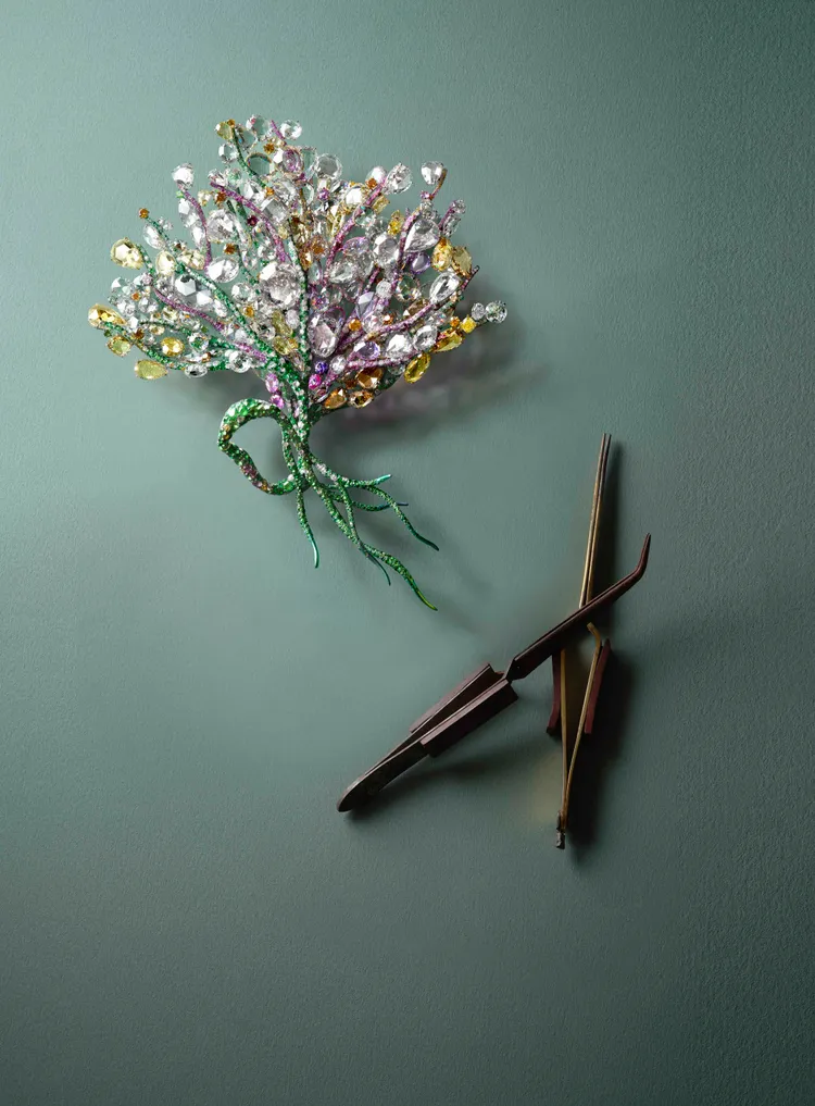 奧斯卡影后楊紫瓊曾佩戴過的大師系列帕米爾胸針，寶石為白鑽、黃鑽、棕鑽、藍寶石、粉色藍寶石、灰綠色藍寶石、紫色藍寶石、紫色石榴石、 沙弗萊石、翠榴石；材質為鈦金屬。品牌提供