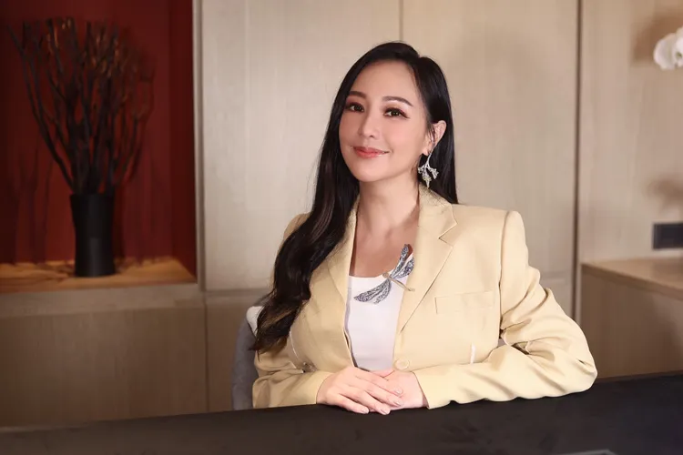 關穎佩戴CINDY CHAO蜻蜓胸針。彭欣偉攝