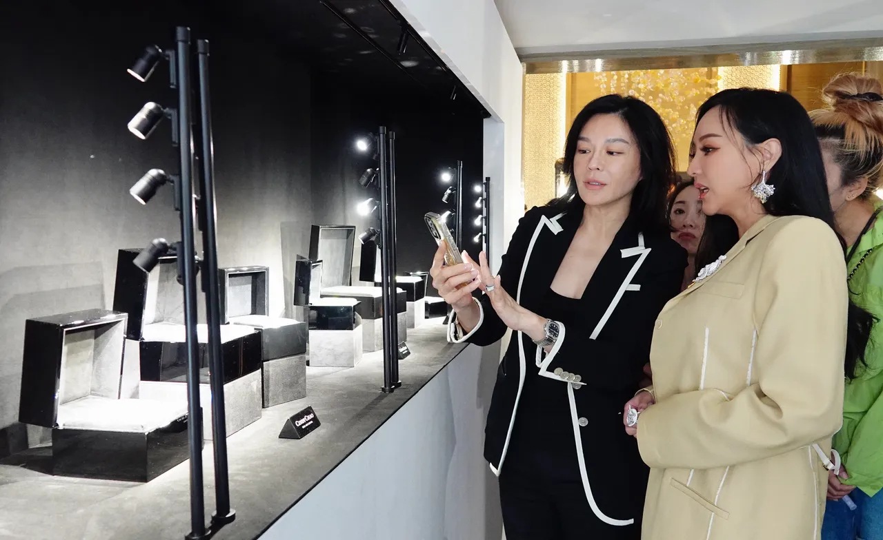 關穎(右)聆聽品牌資深業務總監、Cindy Chao胞妹Kate(左)介紹作品。彭欣偉攝