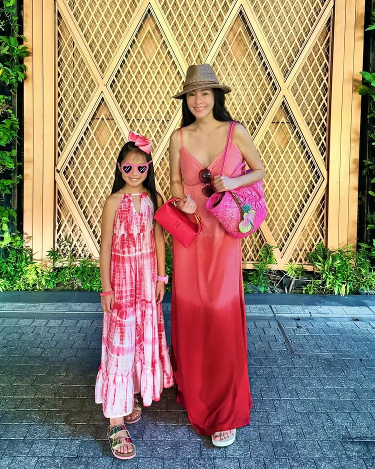 關穎（右）和寶貝女兒CC。翻攝關穎IG