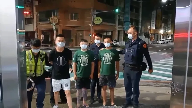 警方查獲3名嫌犯，依妨害秩序罪送辦。民眾提供