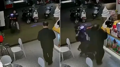 傻眼影片|阿伯在店裡等飲料 摩托車翹孤輪衝進來打他臉