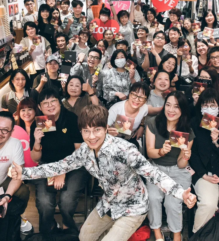 邰正宵與粉絲開心合影留念。起初娛樂提供 