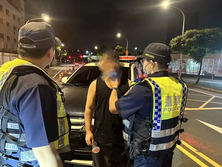 警方設攔檢點取締酒駕。桃園警分局提供