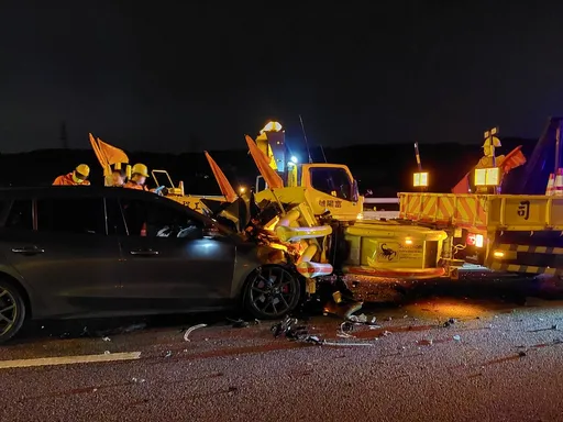 國道警深夜處理事故險遭撞 緩撞車建功!護住警消等20多人安全