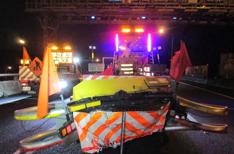 緩撞車保住處理車禍的警消和拖吊人員安全。國道警方提供