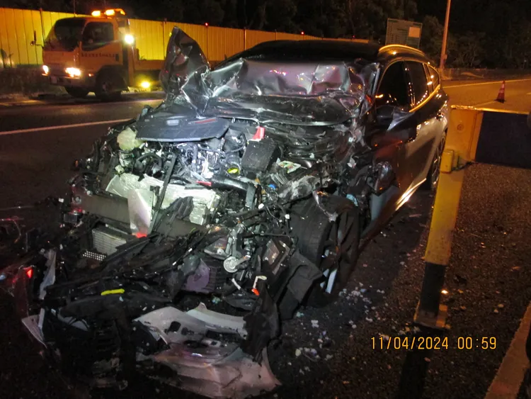 小客車車頭幾乎全毀。國道警方提供