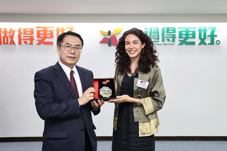 眾議員朴香吟有台灣血統，特別穿上阿嬤的外套來訪。市府提供