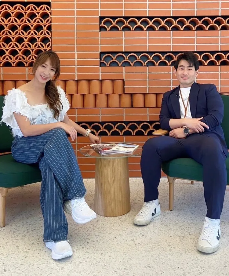 段慧琳（左）巧遇台南某飯店的韓籍總經理。民視提供