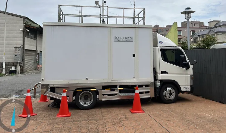 環保局派出空氣品質監測車現場監測，確認違反空汙法，最重可罰500萬元。環保局提供