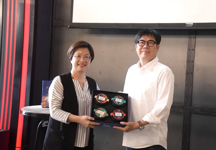 王惠美與陳其邁互贈紀念品。彰化縣政府提供