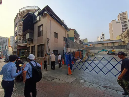 台南建築工地開挖爆掏空土石　鄰屋傾斜！11戶緊急疏散