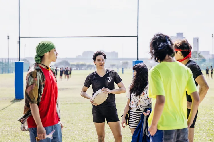 《環南時候》宋柏緯、夏騰宏、初孟軒、余晉​等人在橄欖球場相互廝殺。CATCHPLAY提供