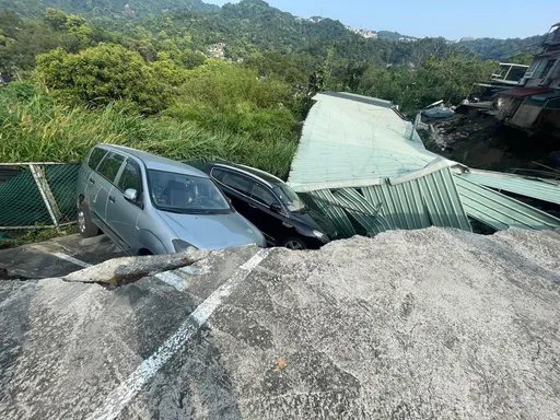 7.2強震!新店土石崩塌埋多輛車 房屋搖搖欲墜