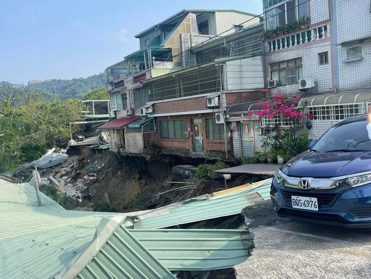 新店土石崩塌埋多輛車，房屋搖搖欲墜