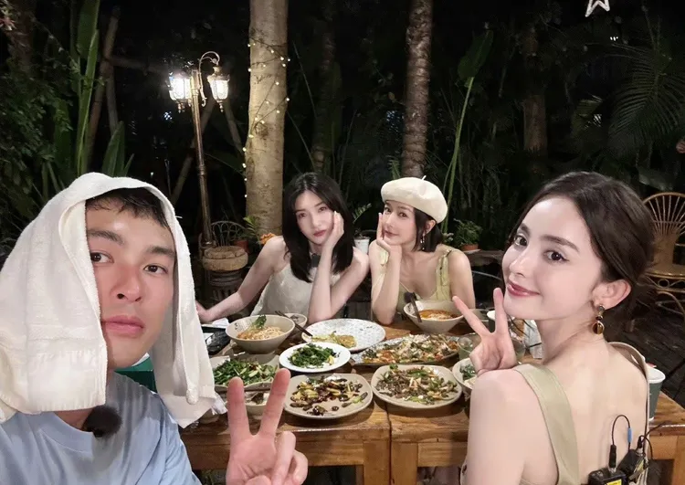 楊祐寧與一桌美女包括古力娜扎、秦嵐及江疏影一起用餐。翻攝偶像行為大賞微博