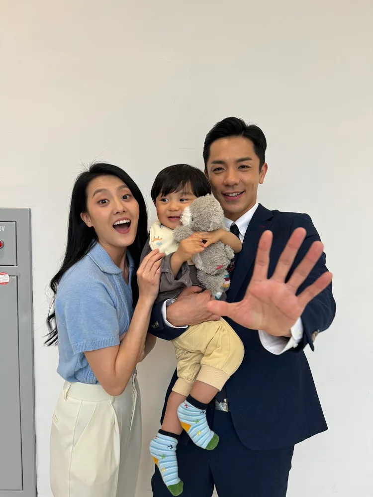 顏曉筠（左）、楊皓崴抱小太陽合照。民視提供