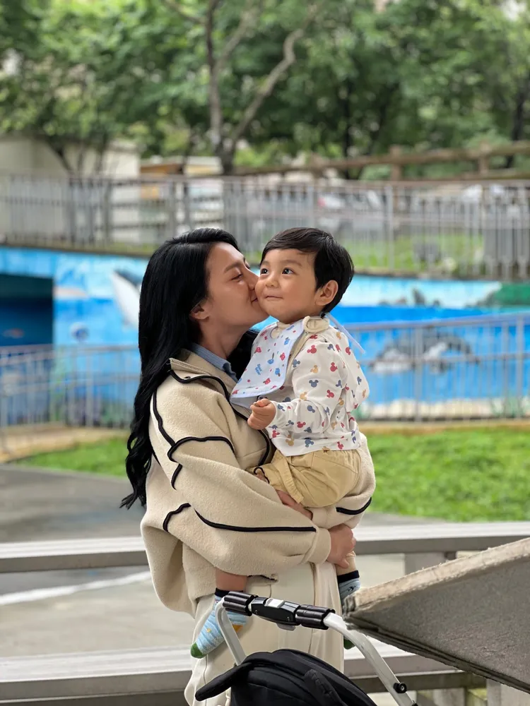 顏曉筠《愛的榮耀》和劇中兒子小太陽對戲，融化不少觀眾的心。民視提供