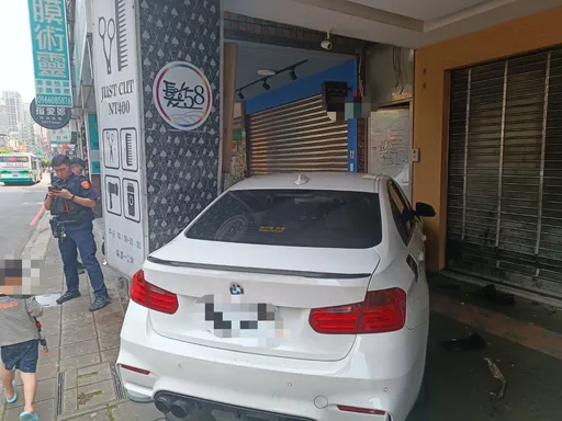 BMW駕駛恍神擦撞分隔島　影片曝光！整車筆直衝入騎樓