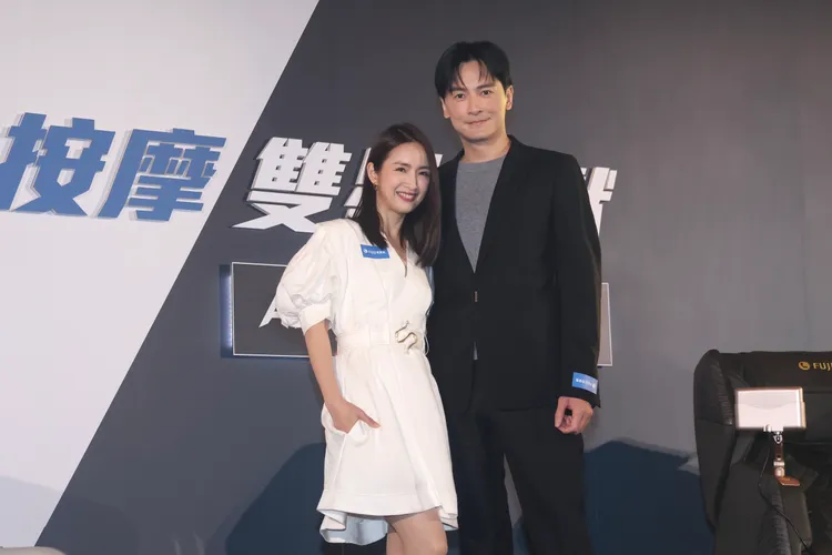 林依晨（左）今年跟《惡作劇之吻》老搭檔鄭元暢一塊代言按摩椅。彭欣偉攝