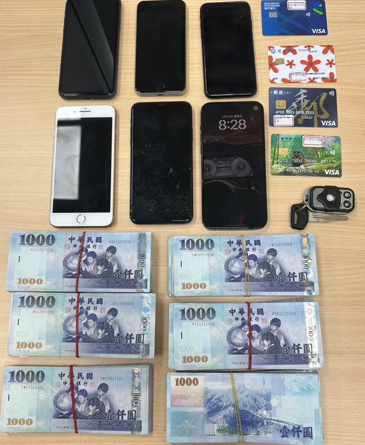 警方查扣現金及提款卡。蘆竹警分局提供