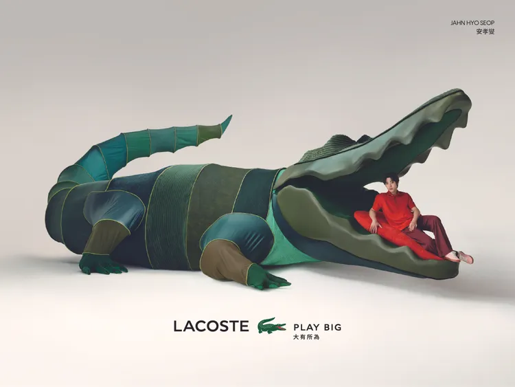 安孝燮選擇坐在鱷魚紅色舌頭上。品牌提供