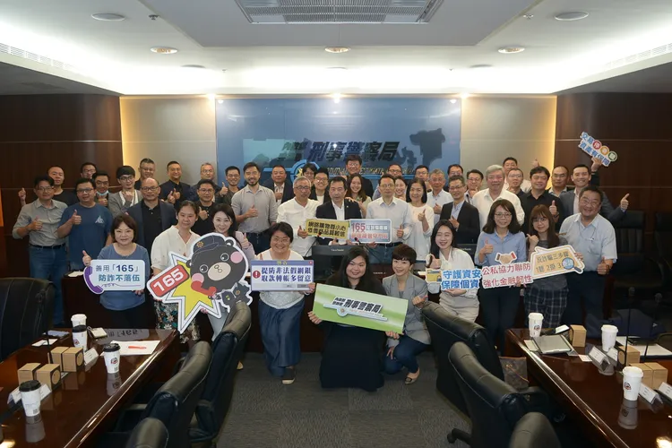 會議代表會後共同宣示反詐。翻攝畫面