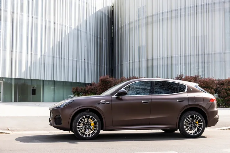 Grecale全新規格新增ADAS先進駕駛輔助系統與360度環繞影像倒車顯影輔助， 並搭配紅色或黃色烤漆卡鉗與全景式天窗。原廠照片