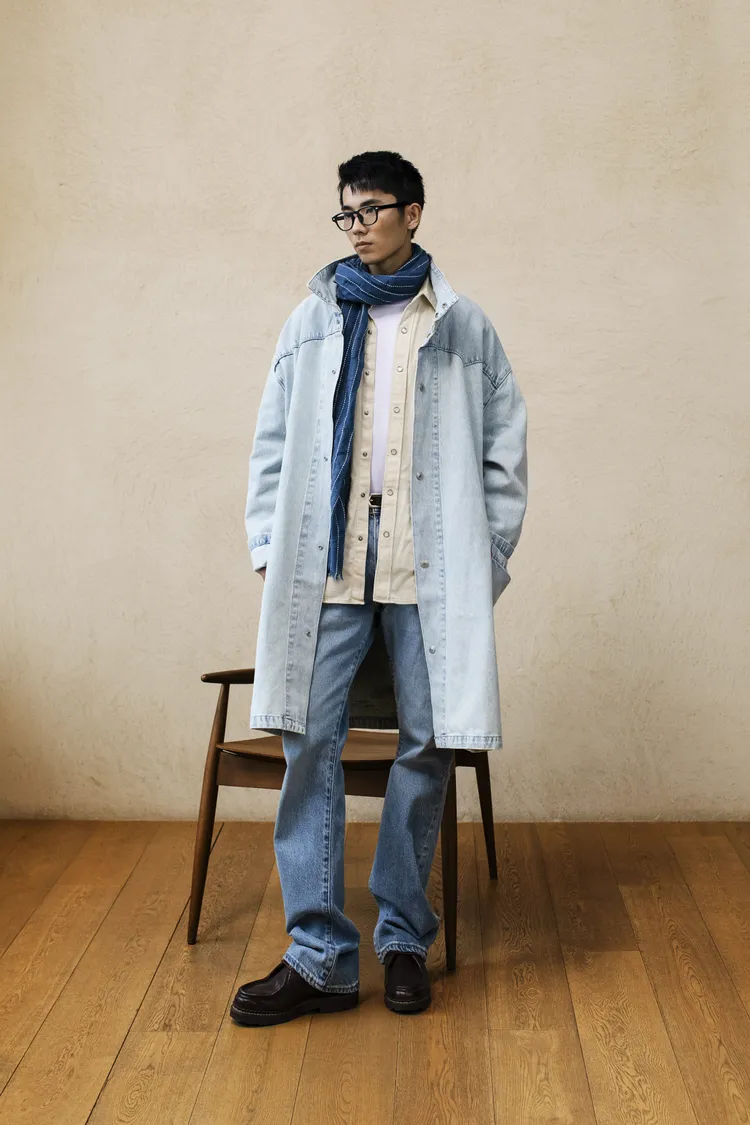 「517 Bootcut靴型褲」微喇叭褲的輪廓相當修身。品牌提供