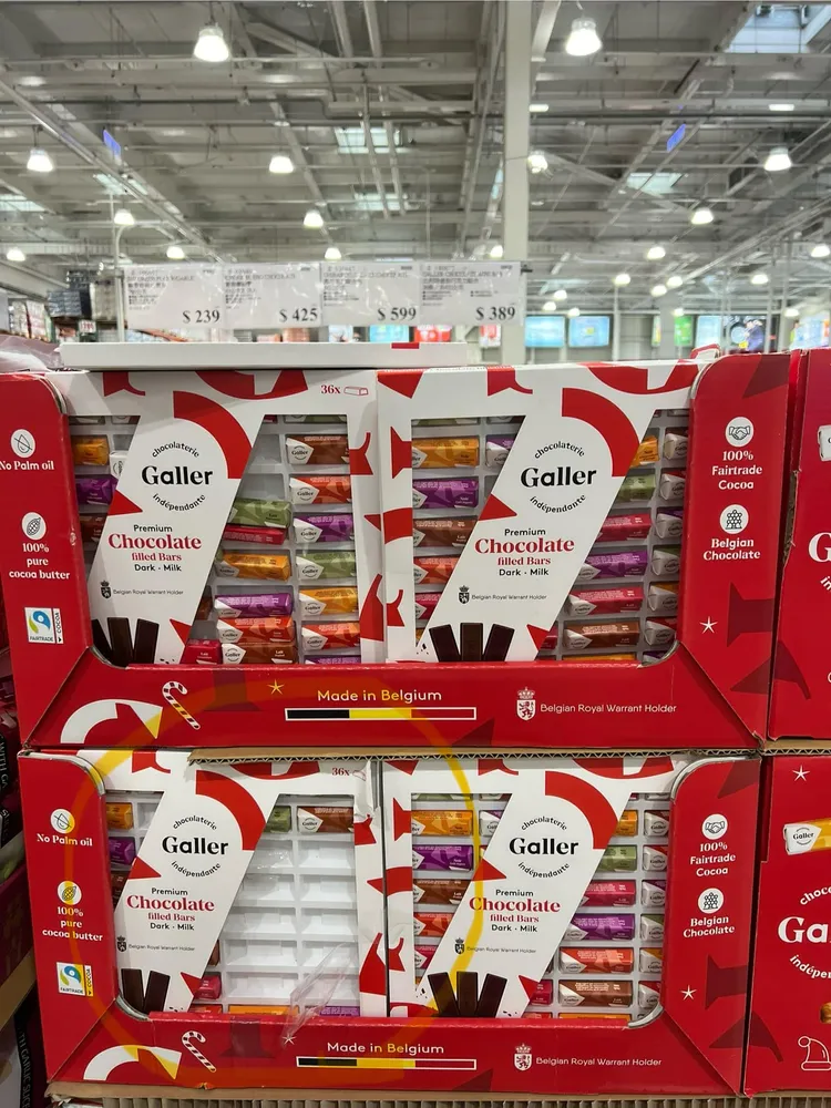 左下方的巧克力薄膜卻遭人撕開，目測至少10塊巧克力消失。翻攝自Costco好市多 商品經驗老實說臉書