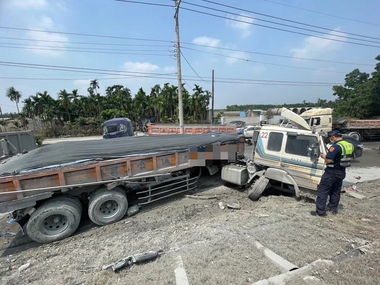 兩輛砂石車擦撞，造成車頭歪折，駕駛1輕傷1命危。翻攝畫面