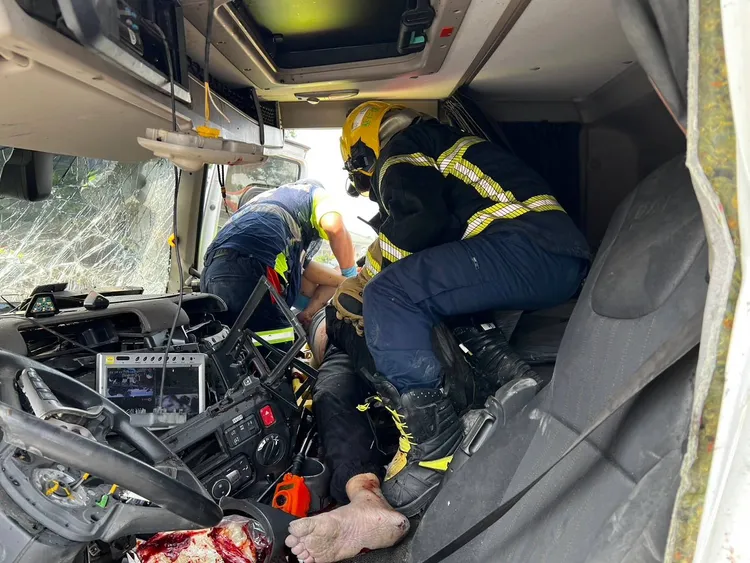 駕駛受困車內，經脫困救出後命危送醫搶救。屏東縣消防局提供