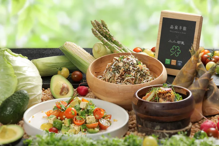 旅客於住房期間均享加贈搭配「小小樹食」的輕日式自助式早餐，春季更推出新菜色。同時每日免費享Happy Hour時段，各式零食點心、飲品無限暢飲。業者提供