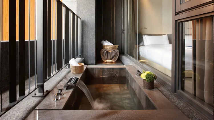 每間房型更配有專屬半露天景觀湯池，讓旅客可以輕鬆享受碳酸氫鈉美人湯泉。業者提供