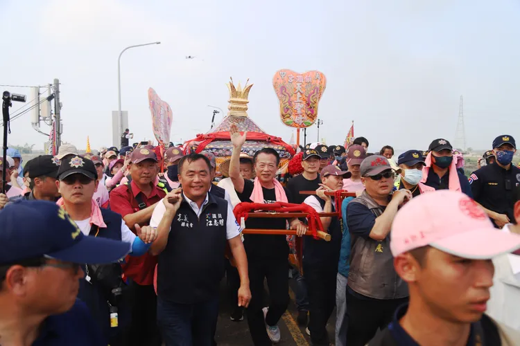 大甲媽到新港37週年，翁章梁迎駕。縣府提供