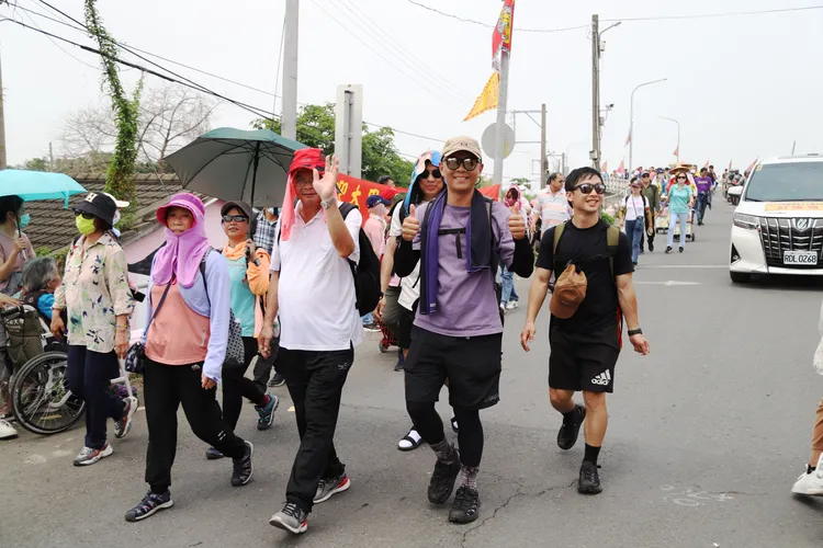 大甲媽到新港37週年，信徒虔誠跟隨。縣府提供