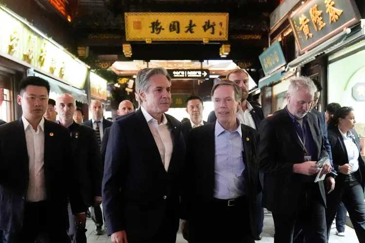 布林肯（左二）抵達上海後，被美國駐中大使伯恩斯（右二）帶去參觀上海知名景點豫園。路透社