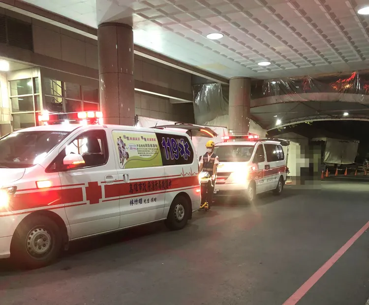 主管頸部燙傷、頭部撕裂傷、右眼出血送醫治療。救護車示意圖／資照