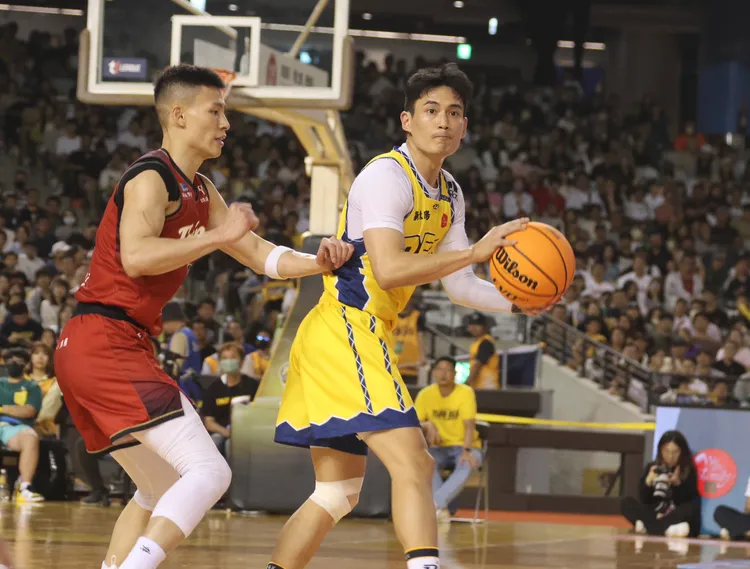 林韋翰(右)林秉聖(左)。彭欣偉攝