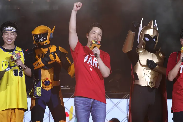 台北市長蔣萬安(中)開球。彭欣偉攝