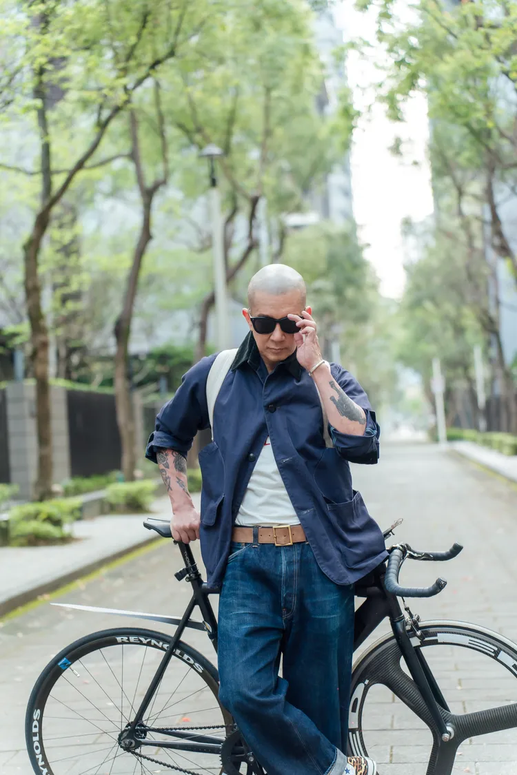 具俊曄最近在天氣好的時候出門，會以自行車代步。寬宏藝術提供