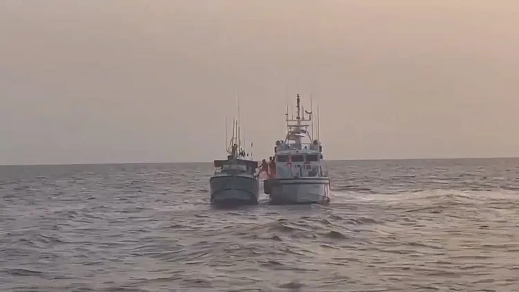 海巡人員登上鴻興漁號查看。翻攝畫面