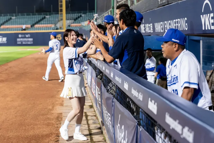 劉品言在場邊與球員拍手擊掌。伯樂影業提供