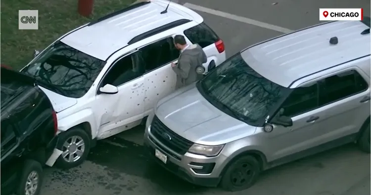 多名警員開了96槍，駕駛從副駕駛座開門後就被擊斃。