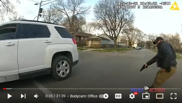 一名警員手腕先中彈。