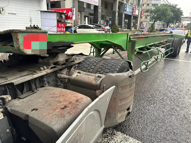 國道警方在新屋交流道底下發現肇事車輛。國道警方提供